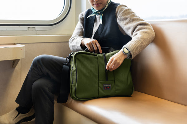 A person carrying a Pilot on a commute.